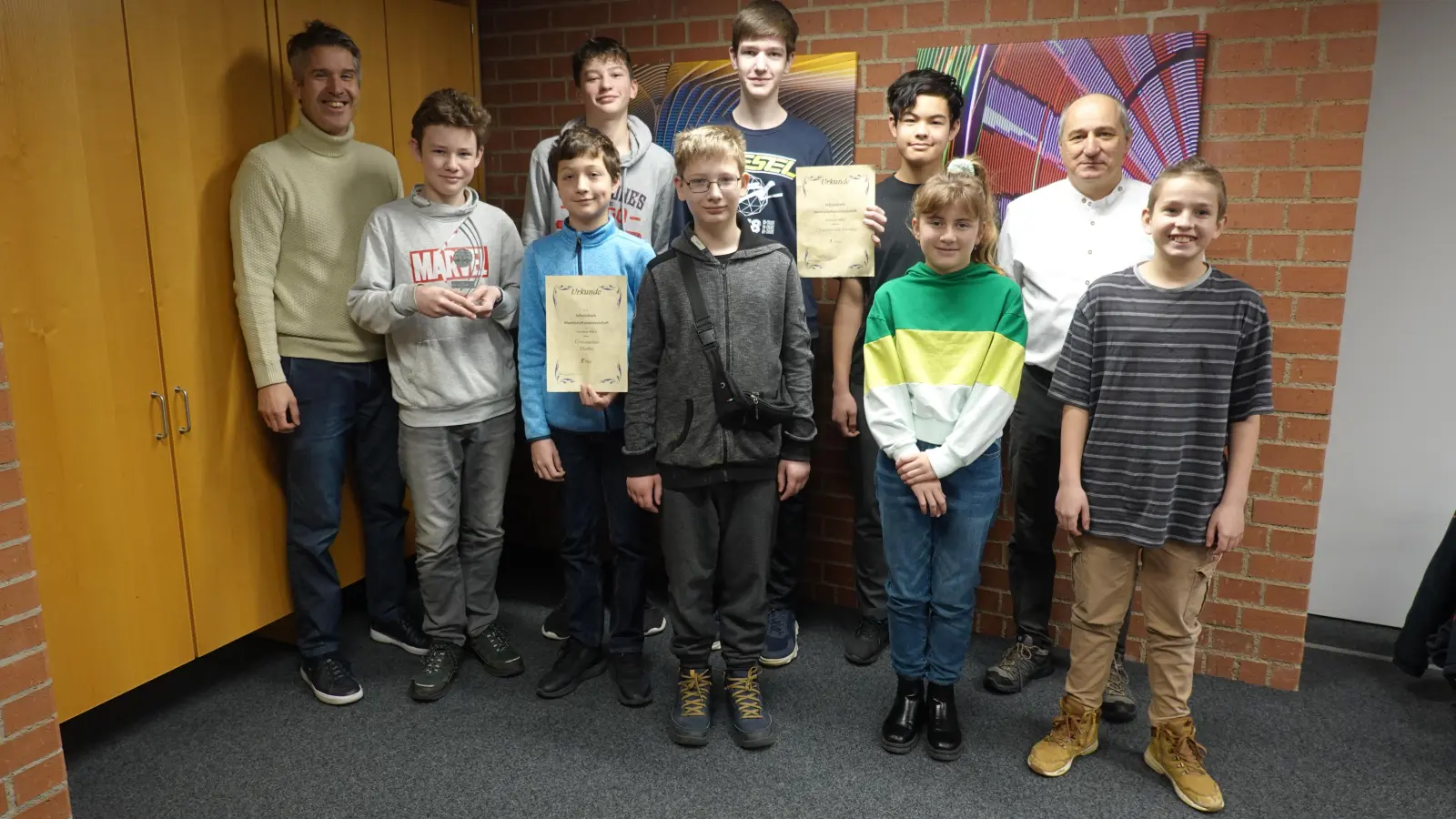 Schulleiter Markus Höß gratulierte Bruno di Renzo John (10c), Nazar Plish (5e), Tim Geist (8b), Daniil Savchenko (5b), Denis Geist (10d), Jonathan Bietzker (7b), Elisa Saral (5f), Rupert Prediger (Leiter des Wahlkurses Schach) und Petro Bykov (5d) für ihren Erfolg bei der Meisterschaft.  (F.: Gymnasium Dorfen)