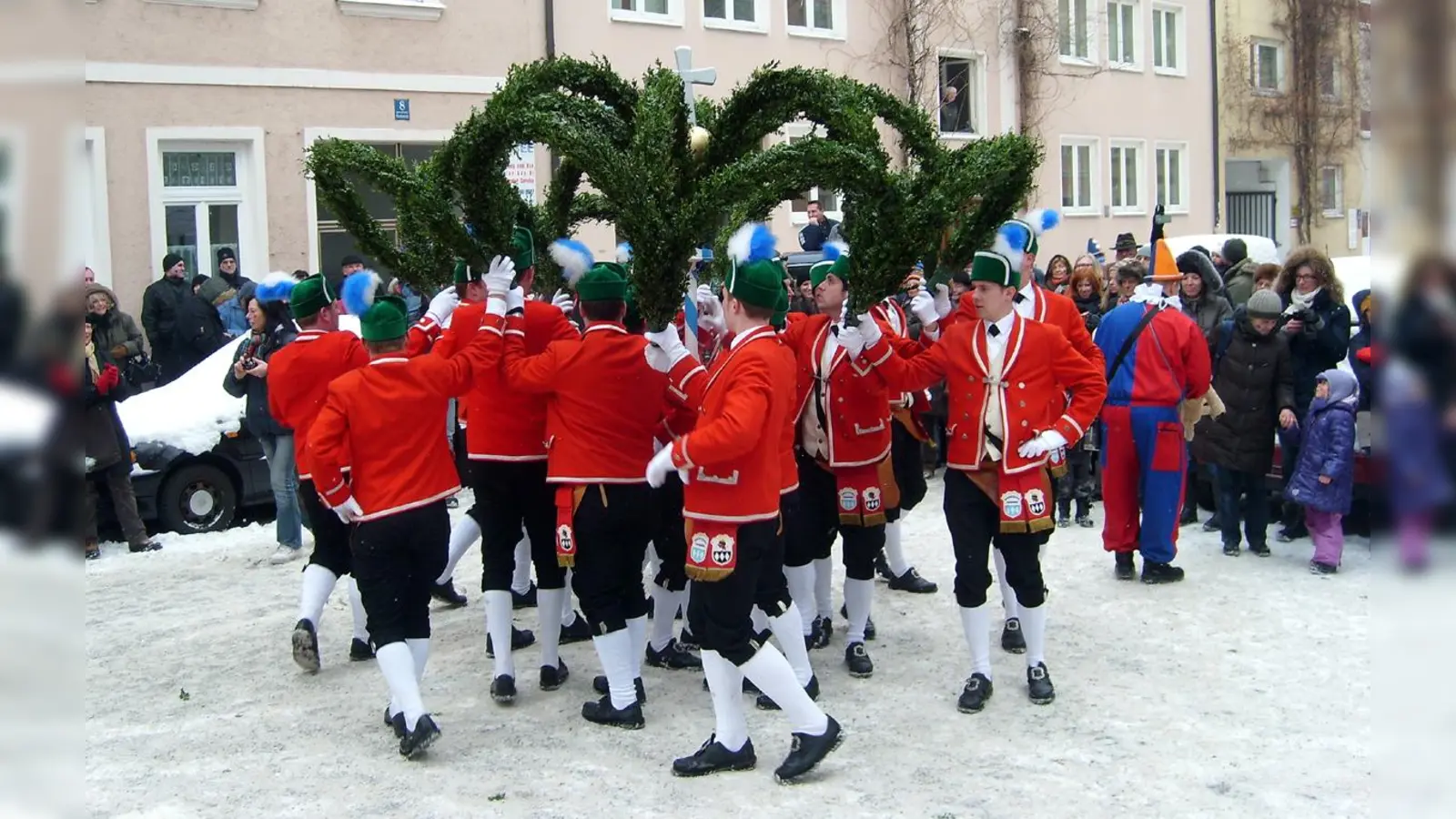 Wenn sich Männer in roten Joppen, schwarzen Bundhosen und grünen Schlegelkappen mit Buchsbaum geschmückten Bögen zu Musik im Kreise drehen, heißt es: Es ist Schäfflerjahr! (Foto: CC BY-SA 3.0, Harald Bischoff)