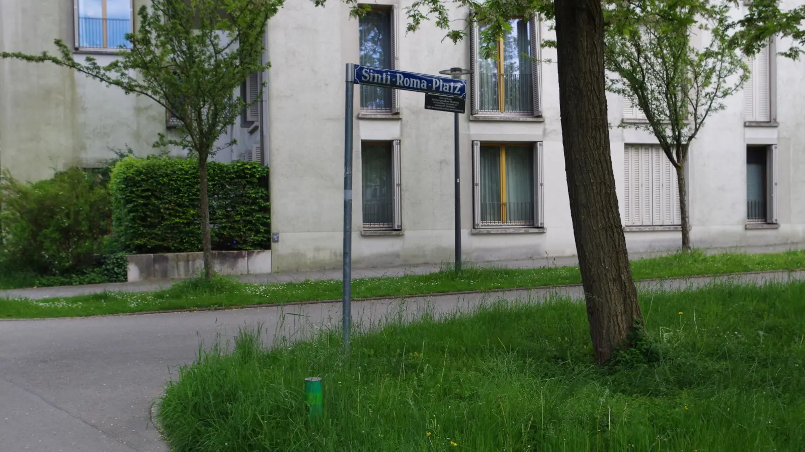 2002 erhielt das Wiesenstück südwestlich des Bavariaparks, an der Ecke zum Oda-Schäfer-Weg, den Namen „Sinti-Roma-Platz“. (Foto: Beatrix Köber)