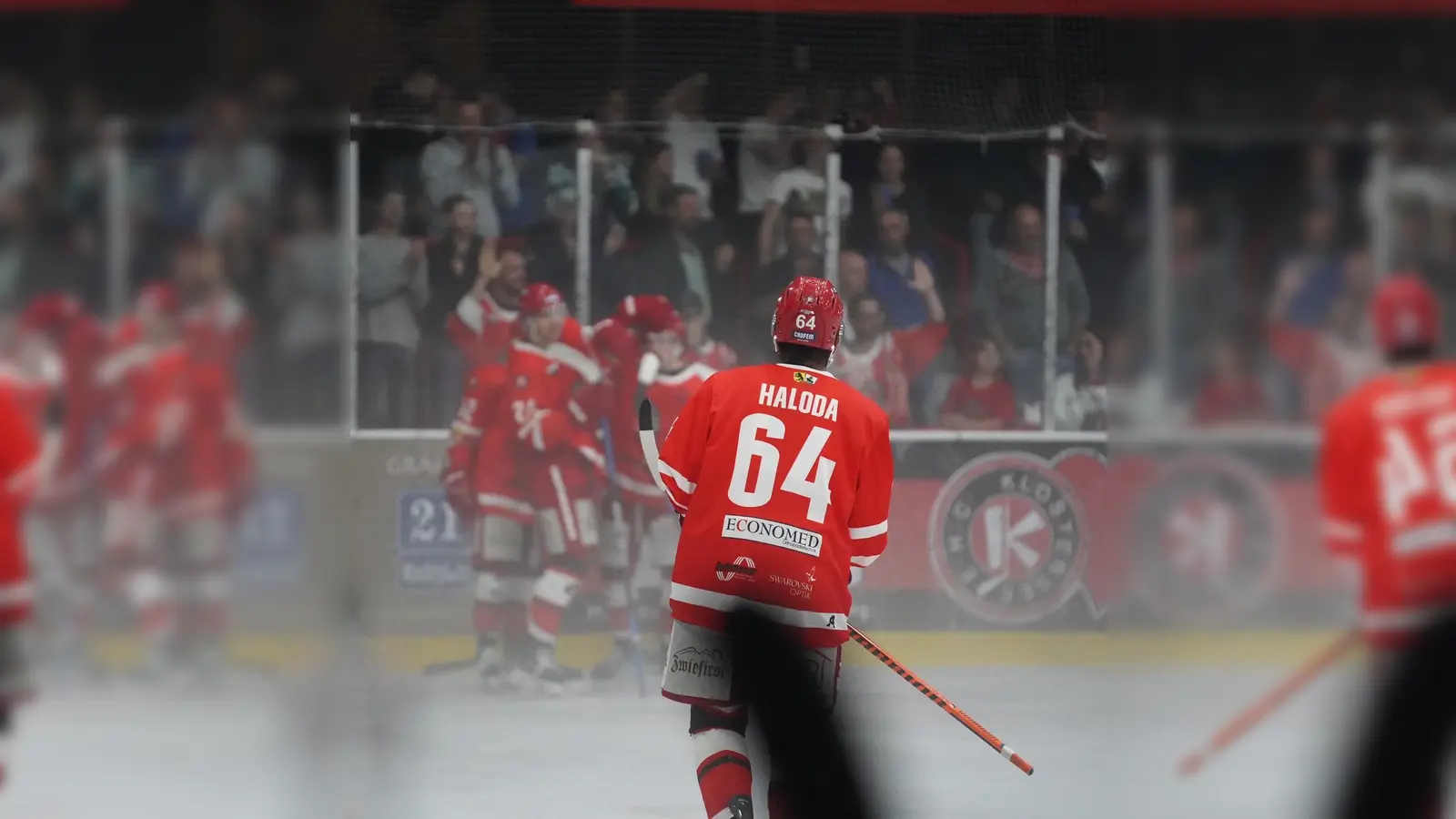 Torjubel von Seiten des EHC Klostersee gab es nach einem erzielten Treffer zuletzt im Test gegen die Königsbrunn Pinguine. (Foto: smg)