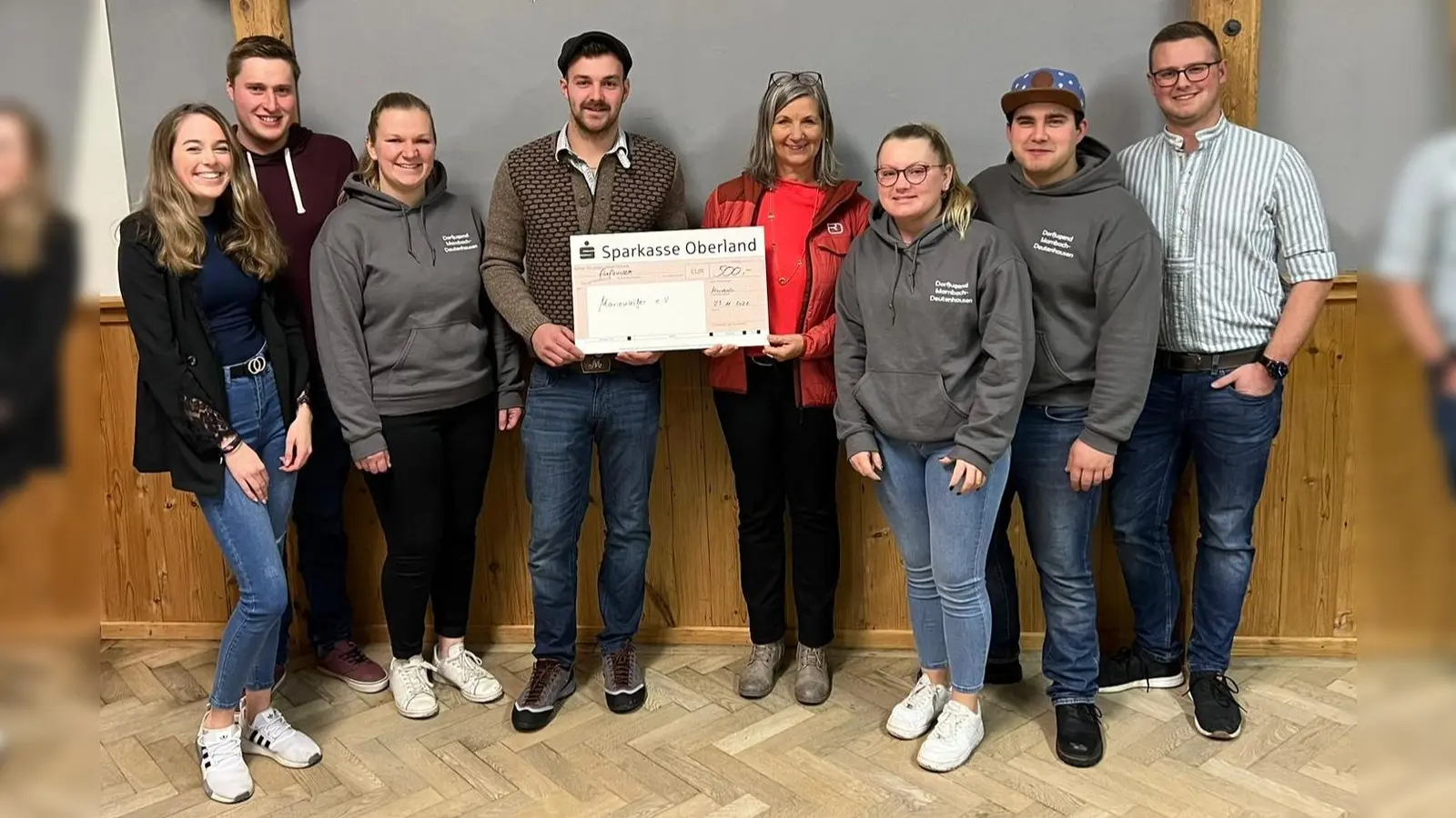 Die Vorstandsmitglieder der Dorfjugend Marnbach-Deutenhausen übergaben den Spendenscheck an die Vorsitzende des Marienkäfer e.V., Gudrun Huber. (Foto: Dorfjugend)