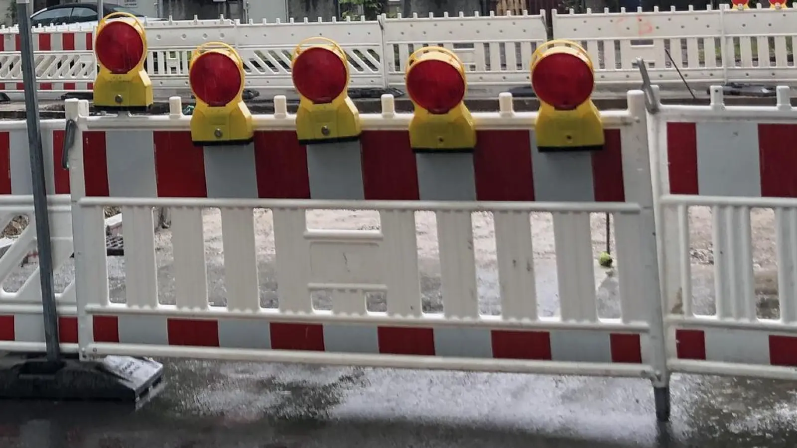 Eine Vollsperrung in der Münchner Straße sorgt für Umleitungen der Linienbusse. (Symbolbild: hw)