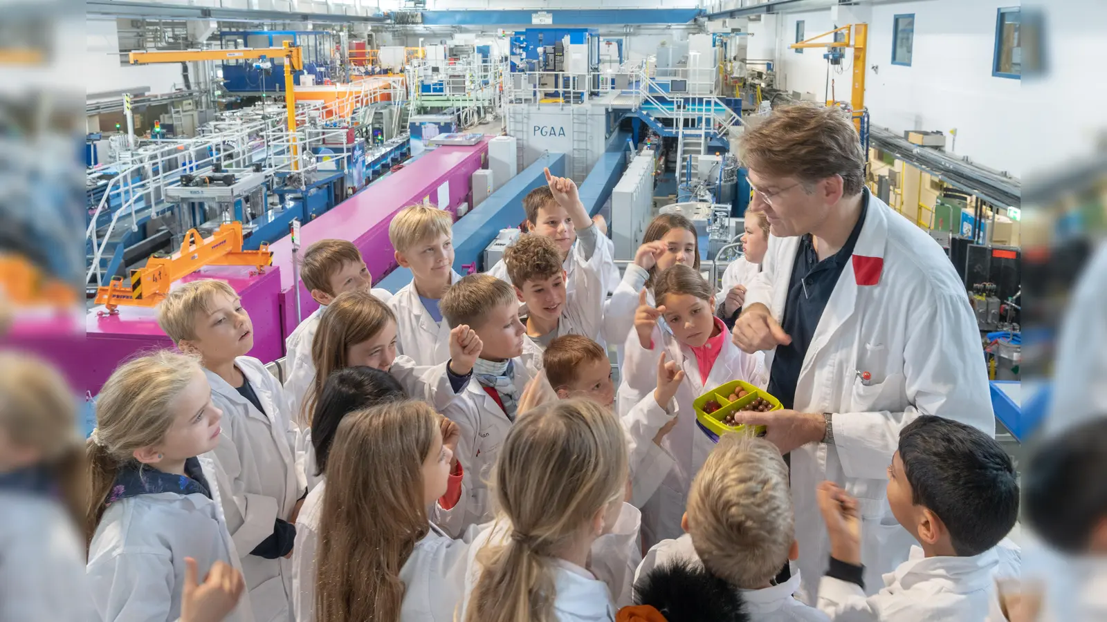 Ein technischer Direktor erklärt die Forschung mithilfe von Süßigkeiten. (Foto: Andreas Heddergott/TU München)