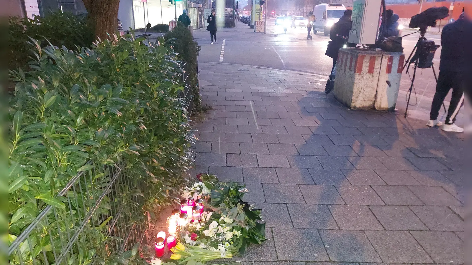 Der Tatort an der Ecke Seidlstraße/Karlstraße am Morgen nach dem Anschlag vom 13. Februar 2025. (Archivbild: bas)
