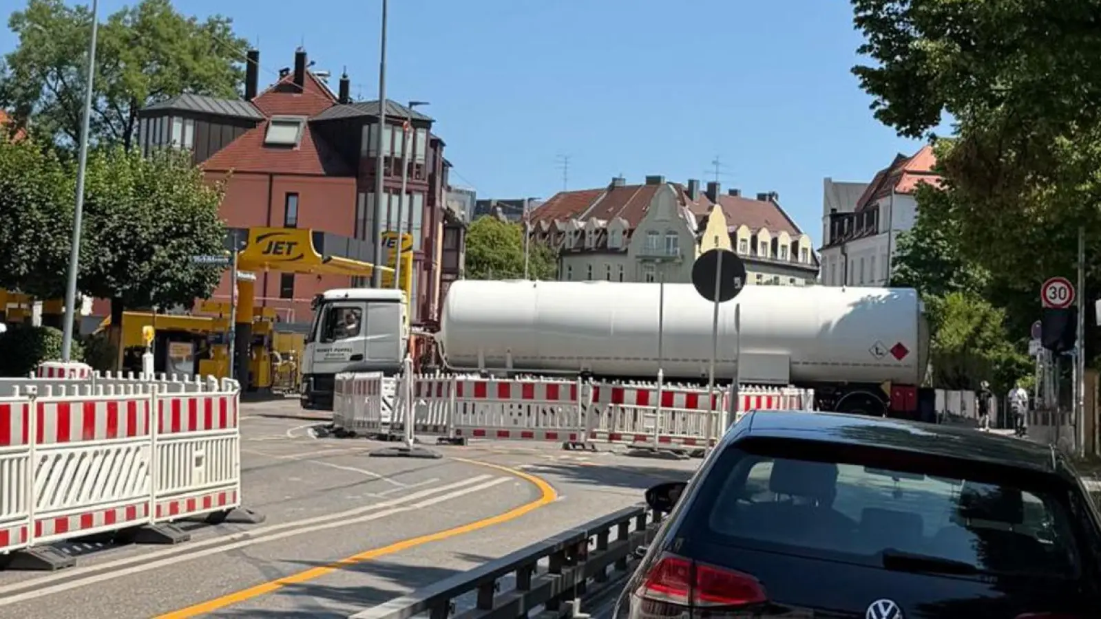 Die Einbahnregelung in der Wotanstraße ist nicht besonders gut umgesetzt, beklagt die CSU und verweist auf Blockaden, gefährliche Wendemanöver und Sicherheitsrisiken. (Foto: CSU)