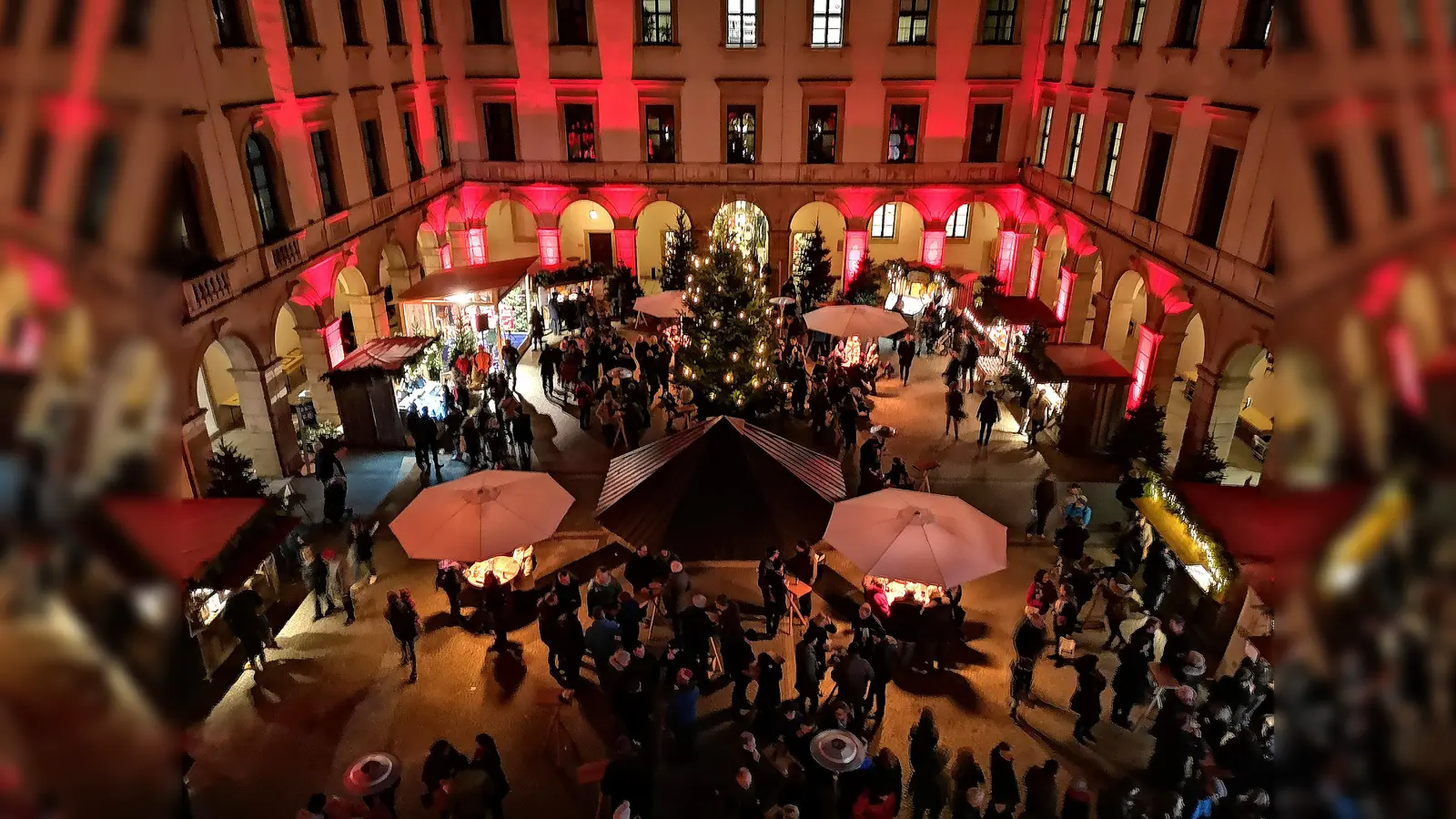 Das Landwirtschaftsministerium bietet wieder adventliche Stimmung im Innenhof. (Foto: Hildegard Mantel/StMELF)