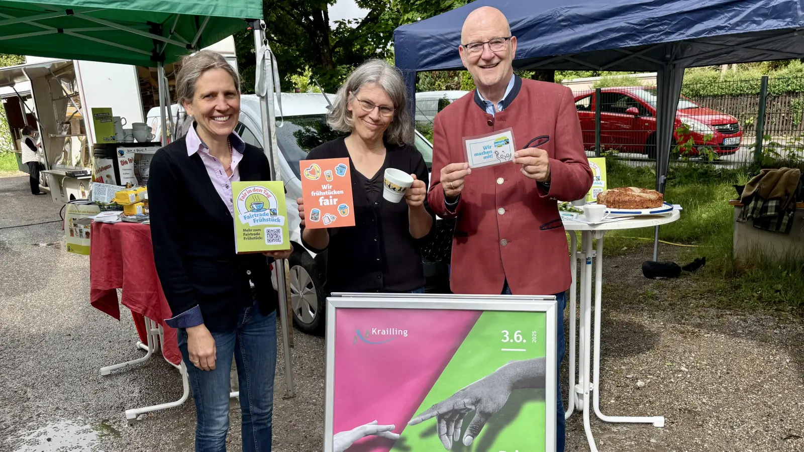 Christine Papst, Christiane Lüst und Bürgermeister Rudolph Haux (v.l.) stellten die Kraillinger Aktionen für die Bewerbung als faire Gemeinde vor. (Foto: Ulrike Seiffert)