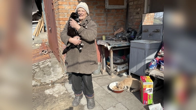 Eine der letzten Einwohnerinnen eines verlassenen Dorfes, die sich dort um alle herrenlosen Tiere kümmert.  (Foto: Brosig)
