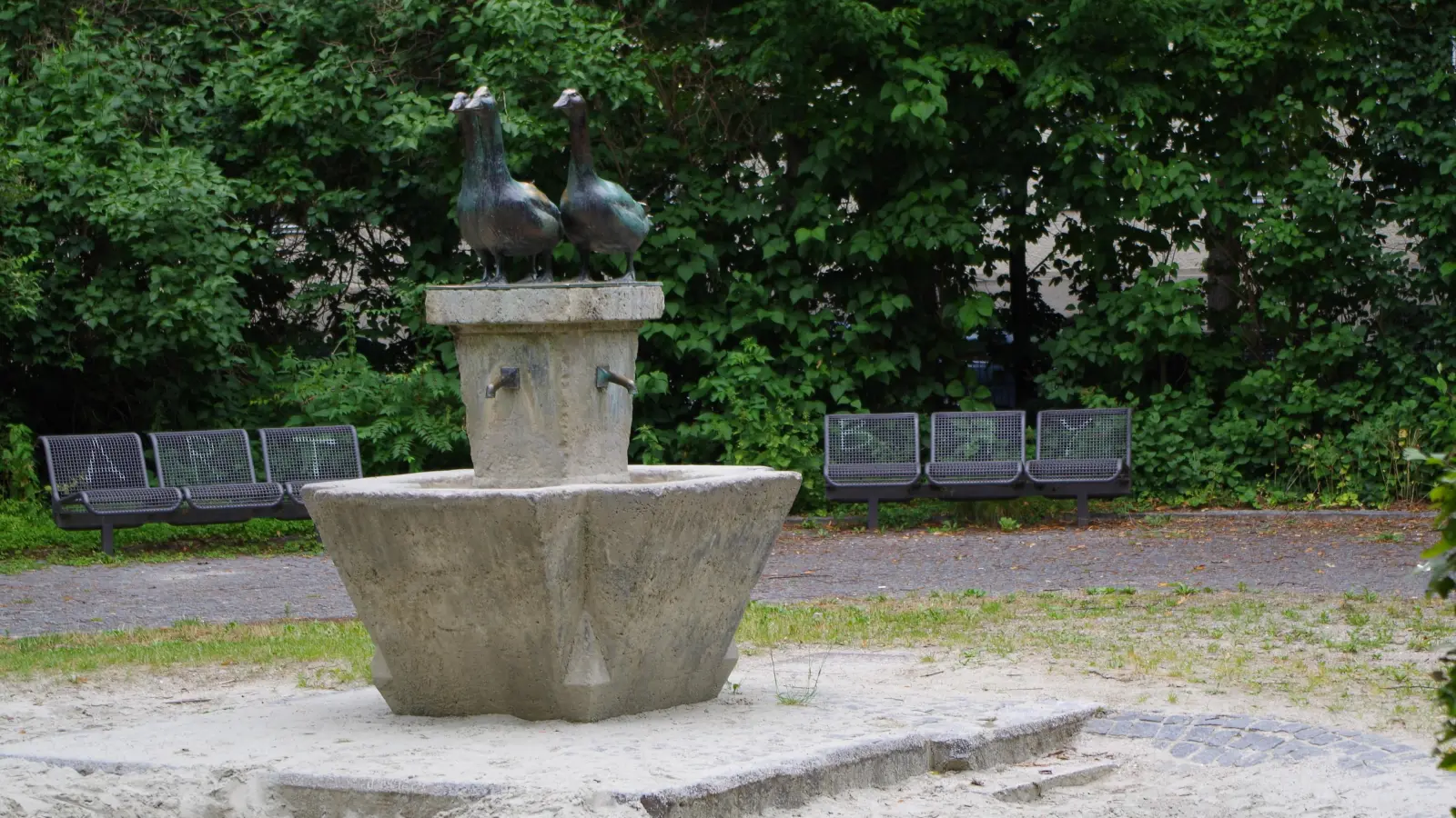 Am Gänsebrunnen am Winthirplatz sprudelt jetzt Trinkwasser. (Foto: Beatrix Köber)