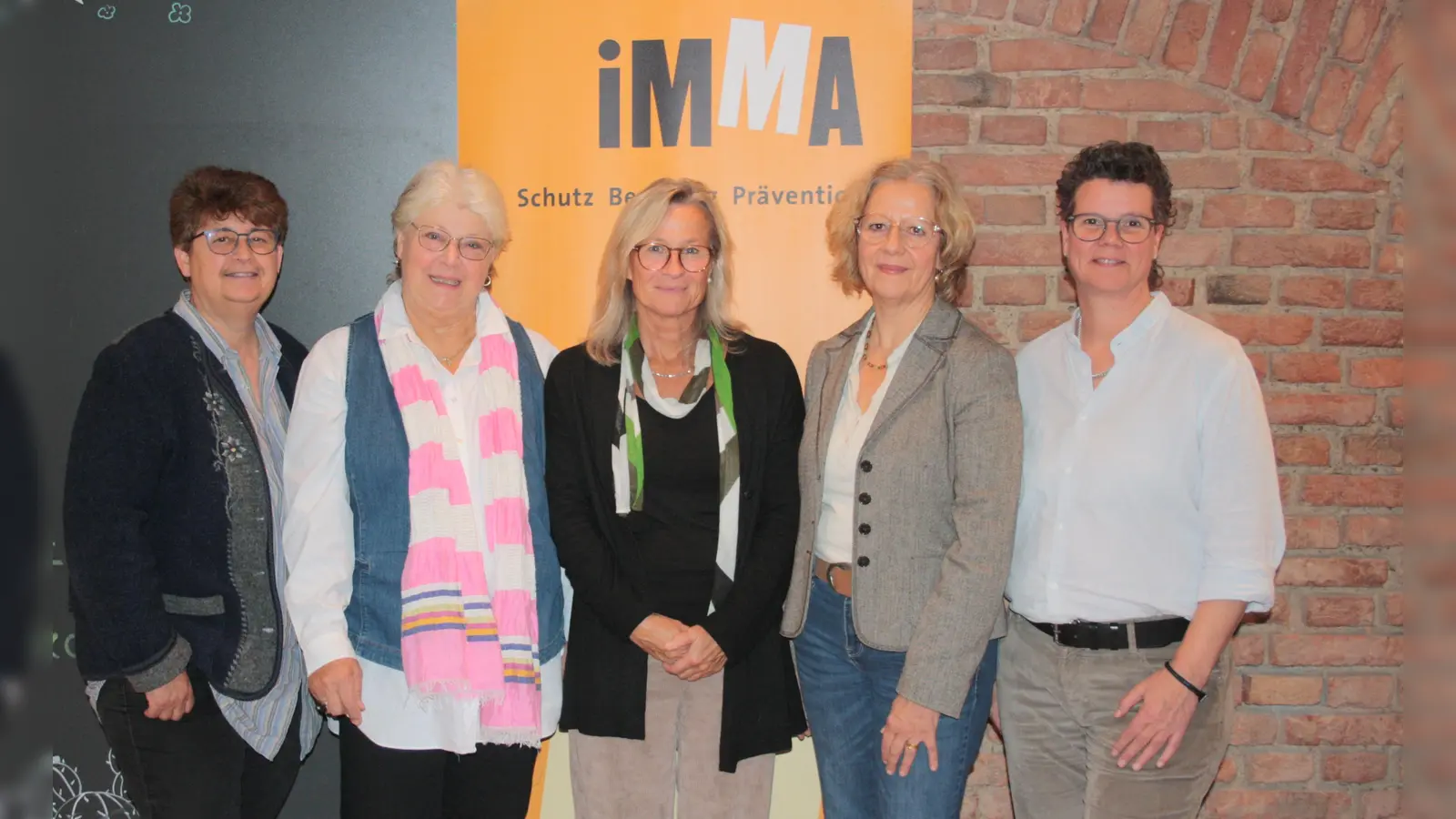 IMMA e.V. unterstützt Mädchen* und junge Frauen* (von links): Stadträtin Micky Wenngatz, IMMA-Mitgründerin Hanne Güntner, Gundula Brunner und Sabine Wieninger (beide geschäftsführende IMMA-Vorständinnen) und Stadträtin Mo Lovis Lüttig. (Foto: job)