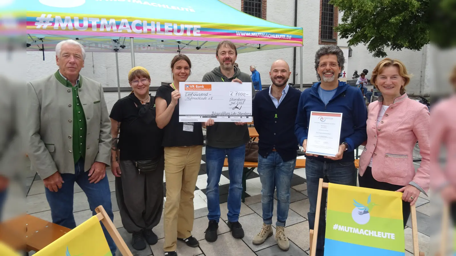 Scheckübergabe: v.l. Gustav Huber (Geschäftsführer Bürgerstiftung), Andrea Korbjuhn, Tina Meffert, Johannes Meffert (1. Vorstand Mutmachleute), Simon Gall, Andreas Dasser, Barbara Scheitz (Vorstand Bürgerstiftung). (Foto: Bürgerstiftung)