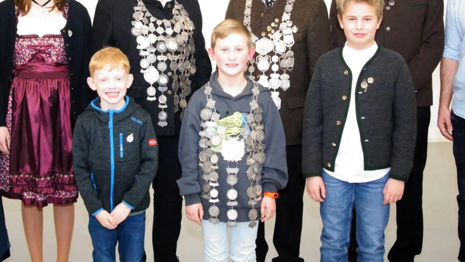 Bei der Köngisproklamation der FSG Weilheim (vorne v.l.): 2. Jugendkönig Jakob Loder, 1. Jugendkönig Bennett Schilling, 3. Jugendkönig Elian Rieger sowie (hinten v.l.) 3. Königin Elke Hopf, 2. Königin Jessica Schumacher, 1. Königin Edith Messerschmid, 1. König Hermann Plötz, 3. König Sebastian Ferchl, 2. König Andreas Schumacher und 1. Schützenmeister Peter Schwelle (Foto: FSG Weilheim)