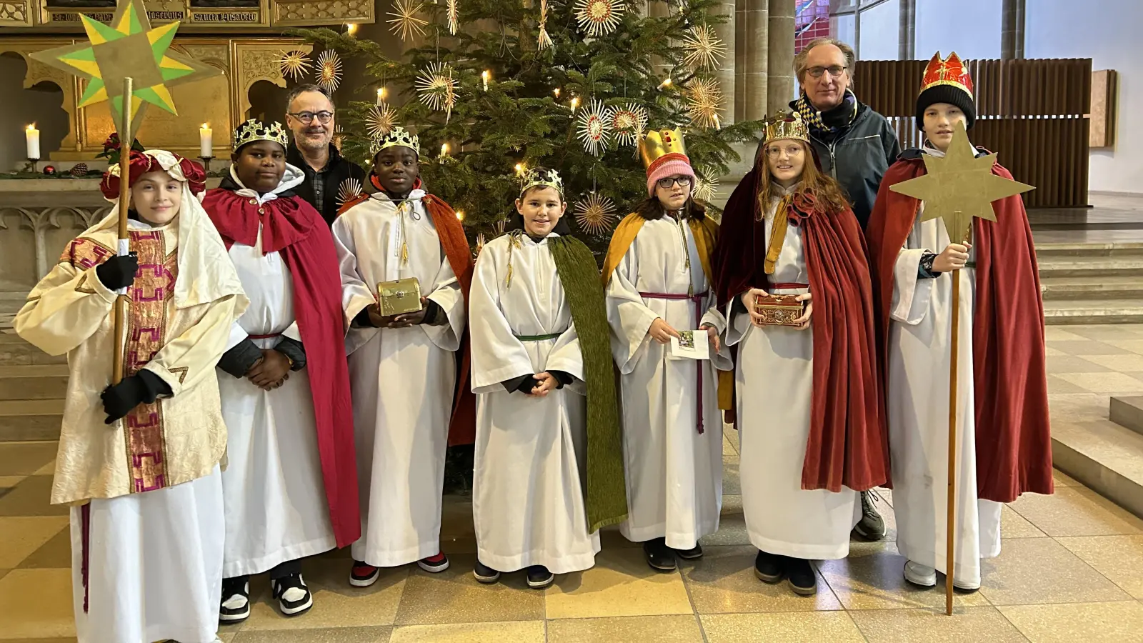 Die Sternsinger von St. Paul vor dem Aufbruch mit Begleiter Frits Kamp (rechts im Bild) und Diakon Thomas Michall. (Foto: Bernadette Zeise-Bauer)