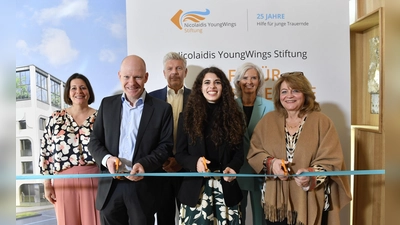 Bei der Eröffnung (von links): Lana Reb, Michael Münch, OB Dieter Reiter, Lisa Nicolaidis, Karin Neumeier und Alexandra Schörghuber. (Foto: Nicolaidis YoungWings Stiftung)