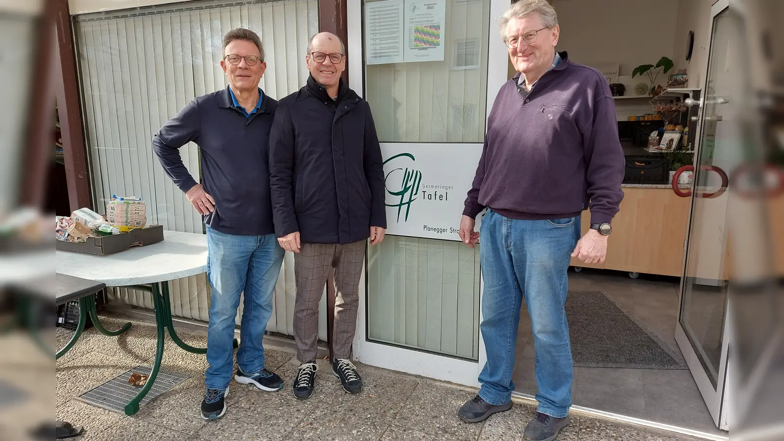 Spendenübergabe: v.l. Wolfgang Winter, Anton Kottermair und Reinhard Wilhelm (Foto: Sozialdienst Germering e.V.)