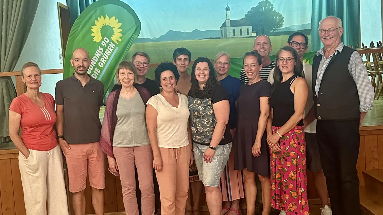 DIe Kandidatinnen und Kandidaten (von links): Christine Molck-Ude, Herbert Leistner, Andrea Hände, Fabian Schneider, Hannah Hetherington, Tatiana Morlock, Ursula Wurmlinger, Uthe Schneider, Anna Lynen, Udo Censkowsky, Katharina Noack, Max Strasser, Martin Albrecht. (Foto: PEO)