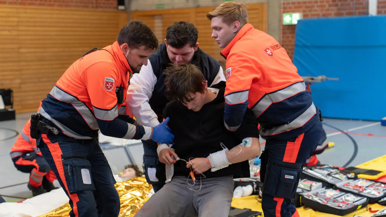 Manchmal brauchte es mehrere Helfende, um die verletzte Person in die richtige Position zur weiteren Behandlung zu bekommen. (Foto: Sonja Schweiger/Malteser)