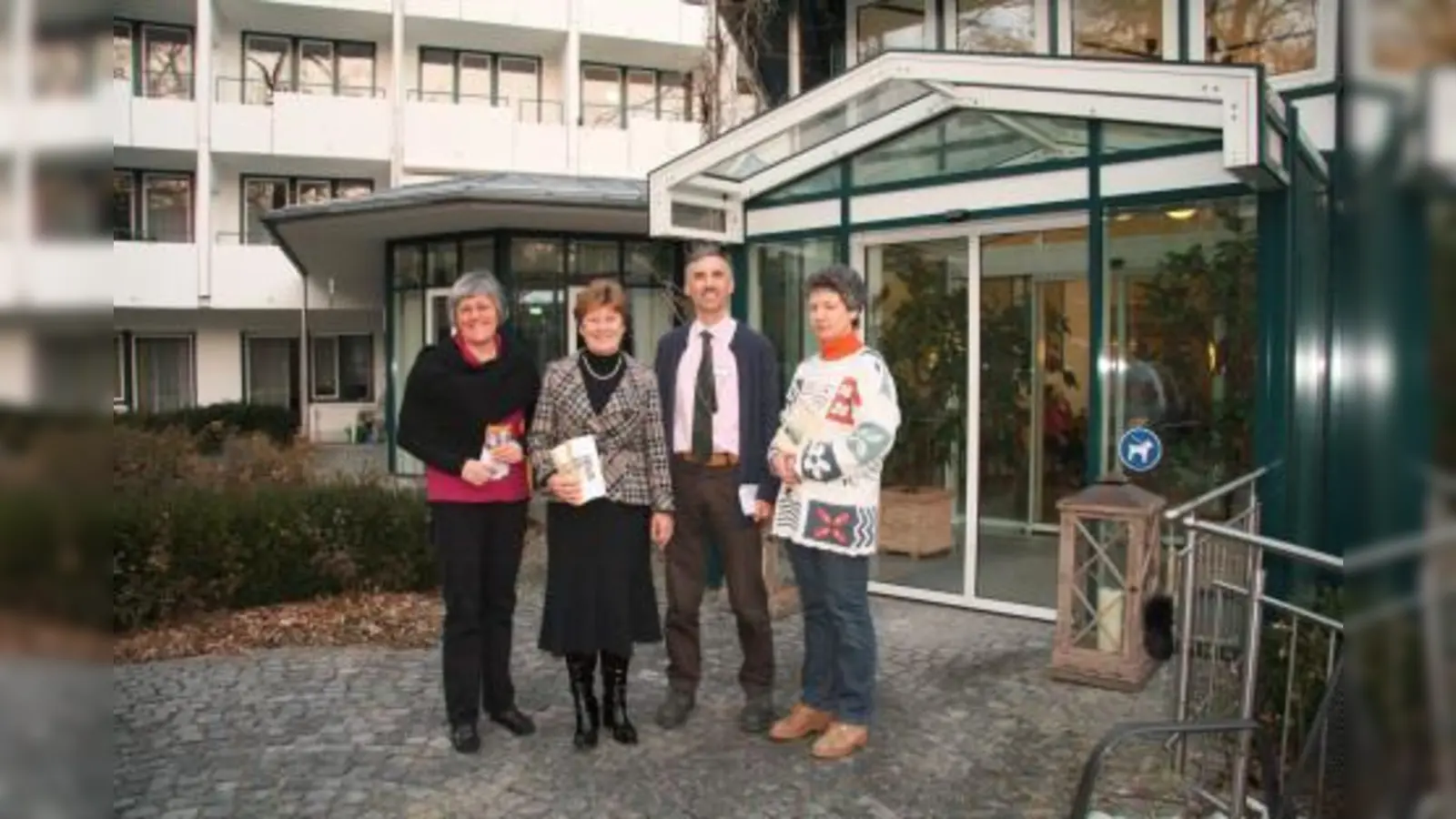 In Kooperation mit der Gemeinde Planegg steht im Alten- und Pflegeheim Planegg nun ein Kurzzeitpflegeplatz zur Verfügung. Das neue Angebot präsentierten Hildegard Thaler, Annemarie Detsch, Ulrich Spies und Irmengard Rösner (v.l.). (Foto: US)