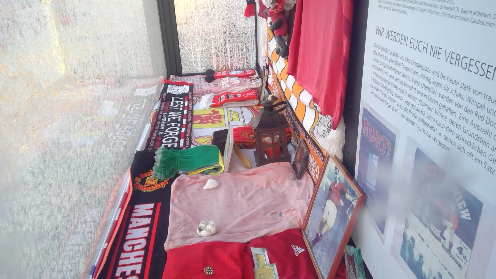 Die Erinnerungsvitrine zeigt Fanschals von Manchester United mit Bezug auf den Flugzeugabsturz am 6. Februar 1958 und informiert über das Unglück. (Foto: bas)