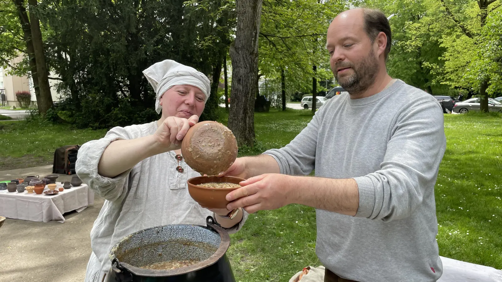 Essen fassen: Marcus Guckenbiehl, Stadtarchivar, holt sich eine Portion Linseneintof von Claudia Fischer. (Foto: pst)