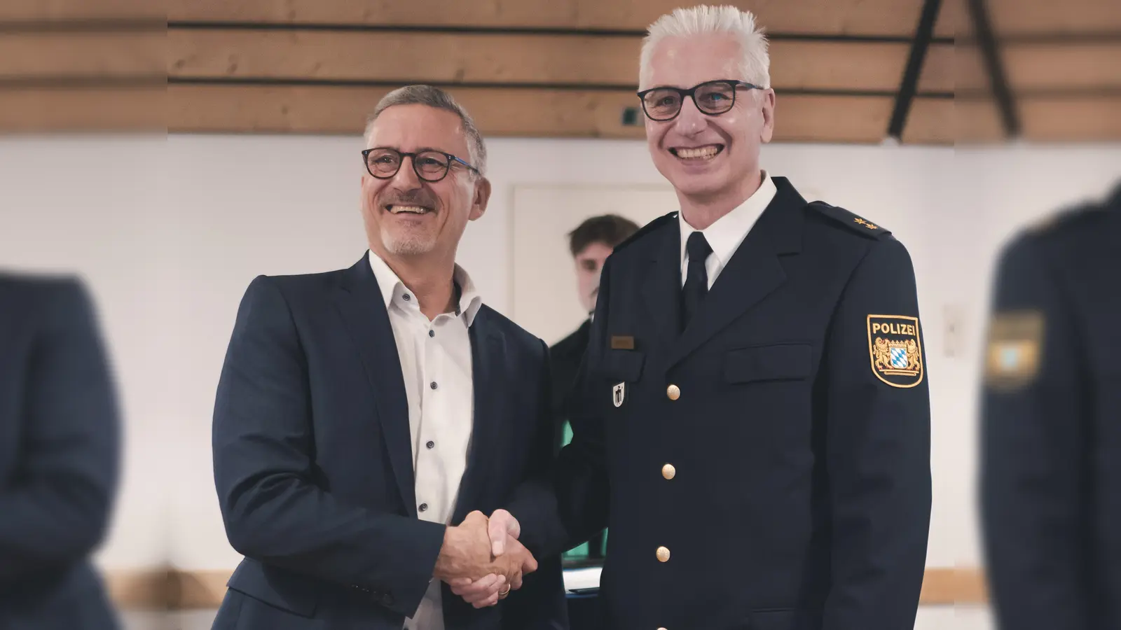 POR a.D. Stefan Schraut (l.) geht in den wohlverdienten Ruhestand und übergibt dem neuen Leiter der Polizeiinspektion 48, Uwe Dörhöfer (r.), ein „wohlbestelltes” Haus.  (Foto: Polizeipräsidium München)