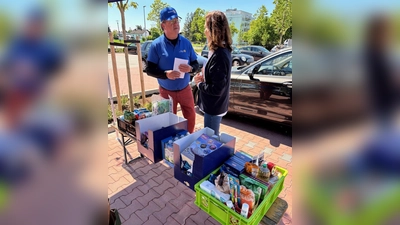 Holger Hamann, Präsident des Rotary Club Wörthsee, war von der Spendenbereitschaft der Lidl-Kunden begeistert. (Foto: Rotary Club Wörthsee)