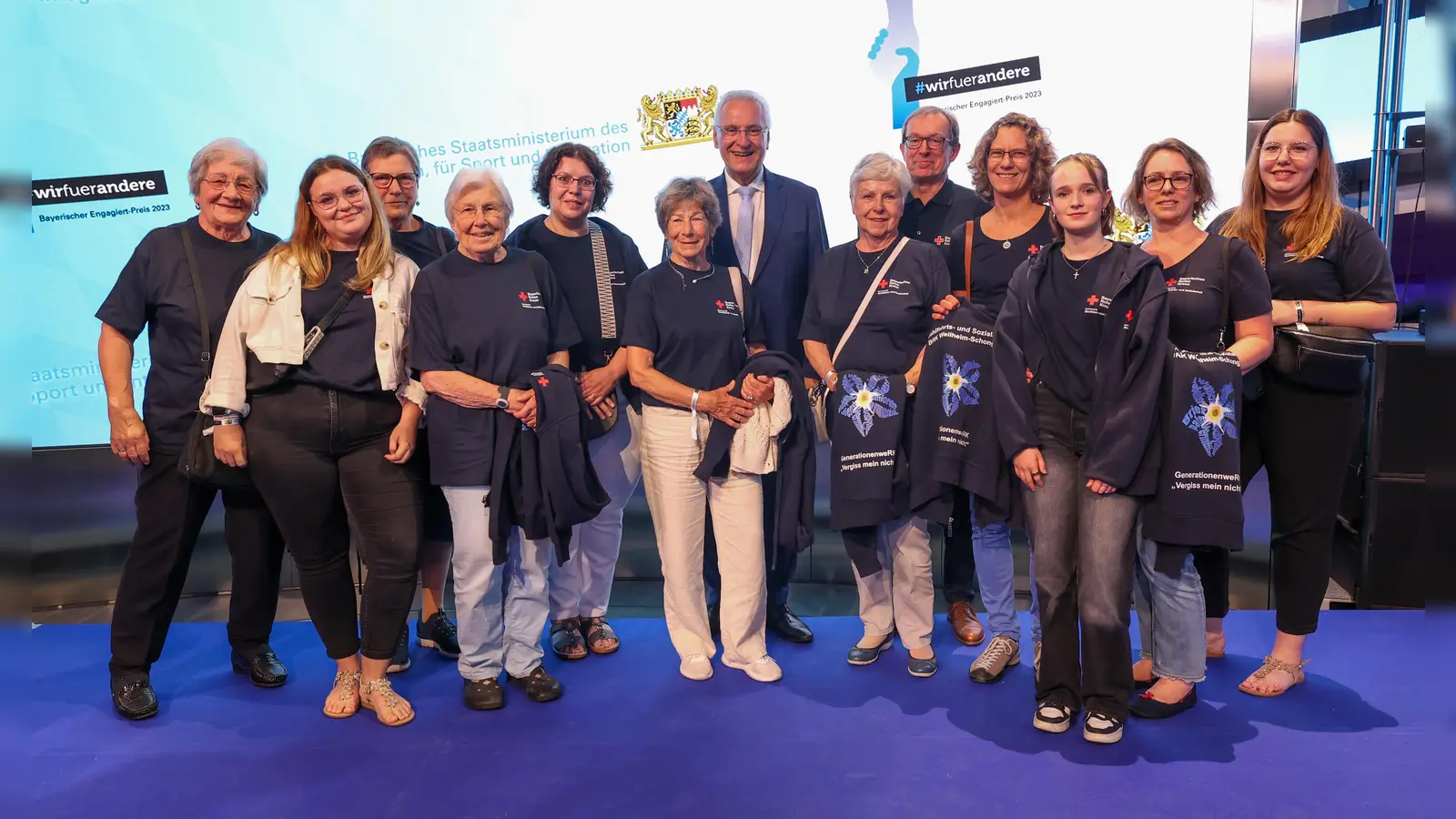 Ehrenamtliche Mitarbeitende vom Projekt „GenerationenweRK - Vergiss mein Nicht” trefen den Innenminister Joachim Herrmann (Mitte) bei der Verlehung des „Engagiert-Preis 2024”. (Foto: Alexandra Beier)