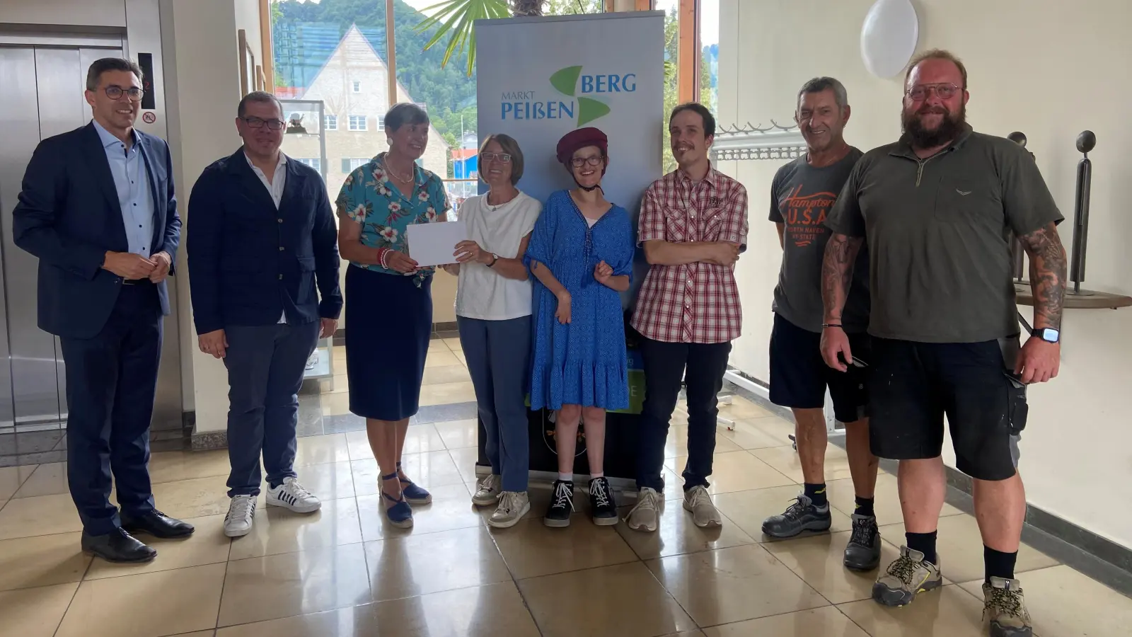 Hier freuen sich alle über die Spende (v.l.n.r.): Frank Zellner, Lars Heimke, Claudia Gorn, Regina Carbone, Anna-Claudia Fasselt, Lucas Fischer, Wolfgang Wandinger, Gregor Christner. (Foto: Gemeinde Peißenberg)