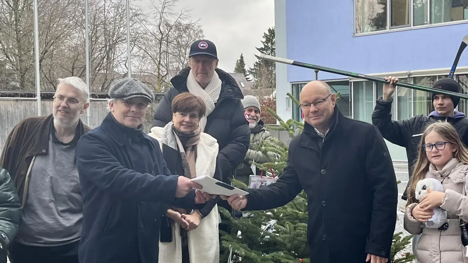 In nur vier Tagen wurden über 600 Unterschriften für den Erhalt des Planegger Eiswunders gesammelt. Initiator Ulrich Braun (Mitte l.) überreichte die Listen an Bürgermeister Hermann Nafziger (Mitte r.) im Beisein von Gemeinderäten, Schülern und Eltern. (Foto: Ulrike Seiffert)