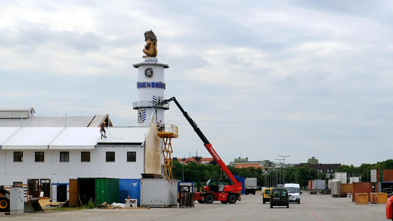 Die technischen Voraussetzungen für einen reibungslosen Wiesnbetrieb kommt von den Stadtwerken.  (Archivbild: R. Bösl)