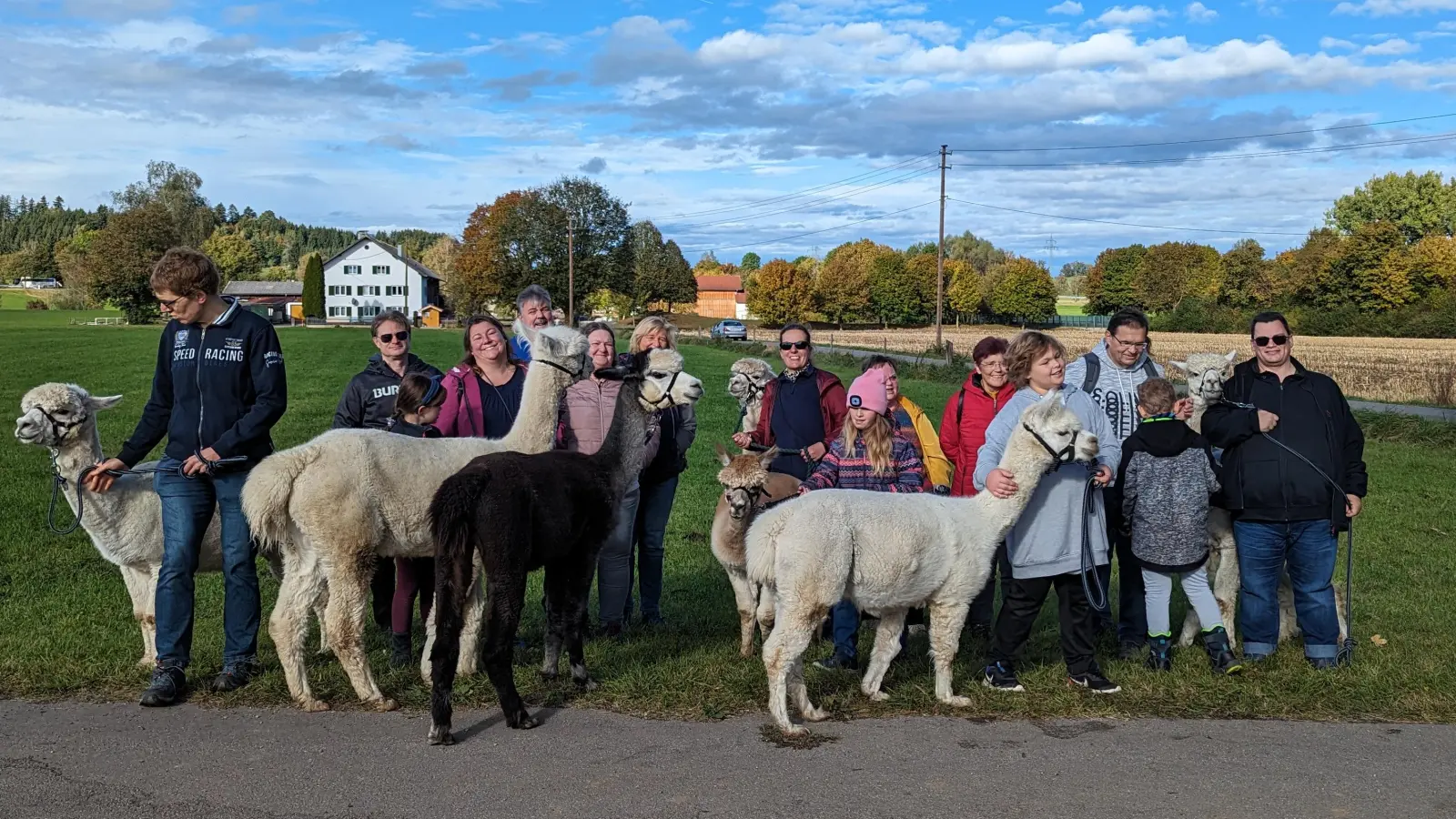 Die Mitglieder der Adipositas Selbsthilfegruppe sowie deren Familien genossen den Alpaka-Wandertag bei schönstem Wetter. (Foto: Adipositas SHG Weilheim-Schongau)