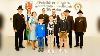Die erfolgreichen Schützen: vorne von links: 2. Jugendkönig Jakob Loder, 1. Jugendkönig Bennett Schilling, 3. Jugendkönig Elian Rieger; hinten von links: 1. Schützenmeister Peter Schwelle, 2. Königin Nicole Hausler, 1. Königin Diana Büttner, 2. König Dominik Nawrath, 1. König Andreas Schumacher, 3. König Fritz Topitsch, 2. Schützenmeister Hermann Plötz. (Foto: Feuerschützengesellschaft)
