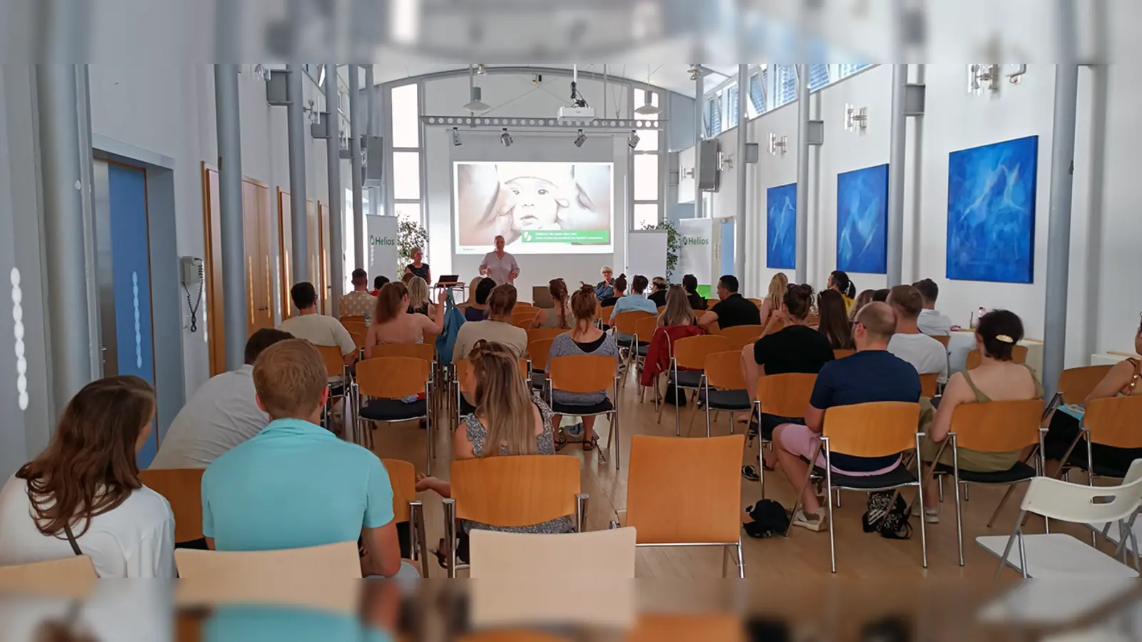 Beim Infoabend im Helios Klinikum München West erhielten werdende Eltern umfassende Einblicke rund um Schwangerschaft und Geburt  (Foto: Helios)