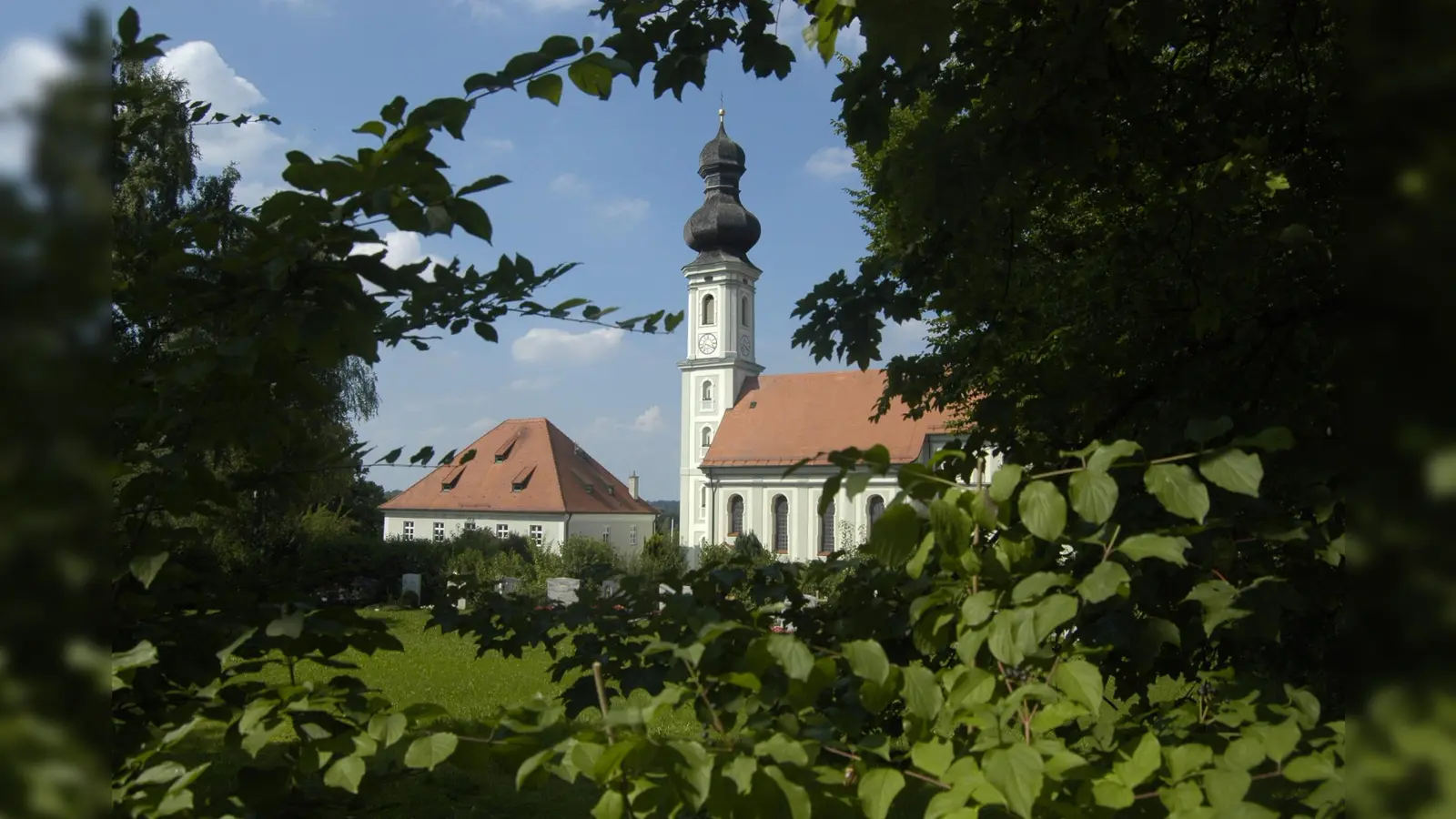 Der neue Altar der Pfarrkirche St. Peter wird am Sonntag von Kardinal Marx geweiht. (Foto: CC BY-SA 3.0)