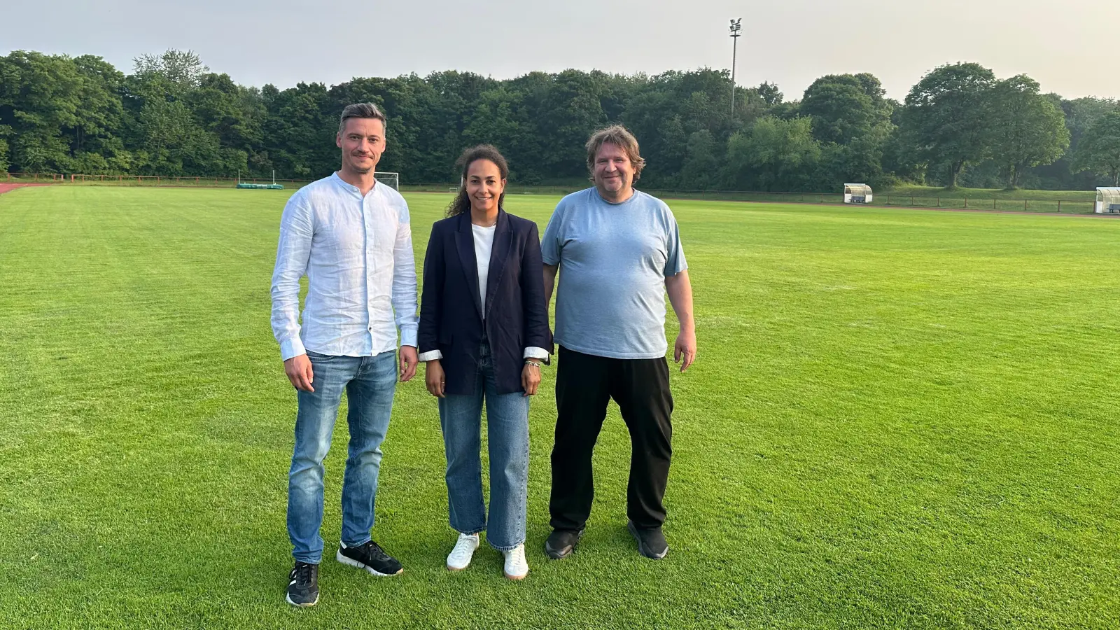 Von links nach rechts: Florian Albrecht (SC Amicitia München, Technischer Leiter Frauen- und Mädchenfußball), Jasmin Mittermaier (Post-SV München, Jugendleiterin Mädchenfußball) und Michael Kamps (Post-SV München, Abteilungsleiter Fußball). (Foto: SC Amicitia München)