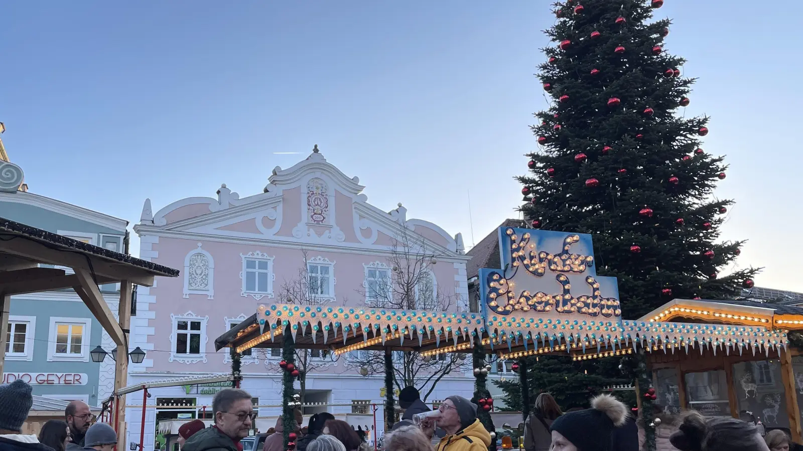 Im bezaubernden Ambiente des Schrannenplatzes in Erding findet der beliebte Christkindlmarkt wieder seit dem 24. November statt.  (Foto: hw)