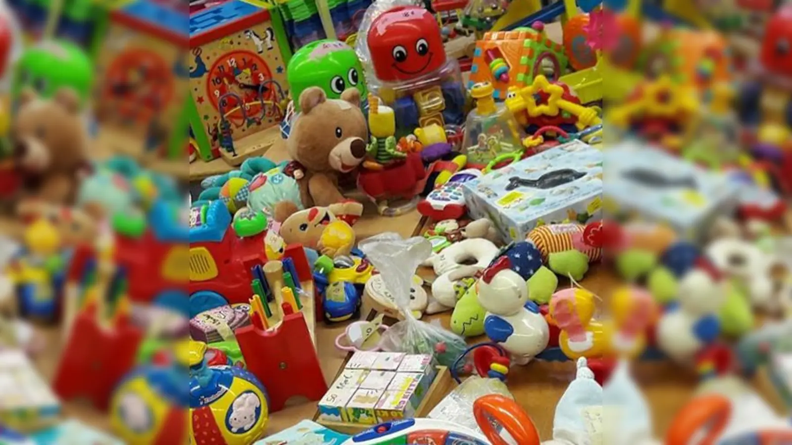 Beim Basar der Nachbarschaftshilfe findet man nicht nur jede Menge Kleidung für Kinder, sondern auch Spielsachen. (Foto: NbH)