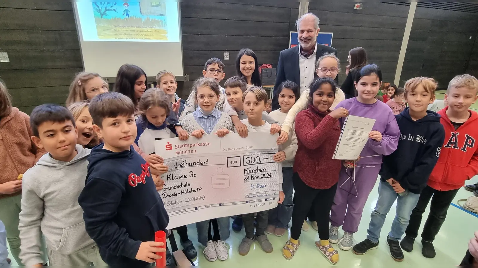 300 Euro Preisgeld brachte Peter Gloel vom Historischen Verein Laim den erstplatzierten Drittklässler der Grundschule an der Droste-Hülshoff-Straße für ihren Beitrag beim Geschichtswettbewerb. (Foto: Historischer Verein / Michael Schmidt)