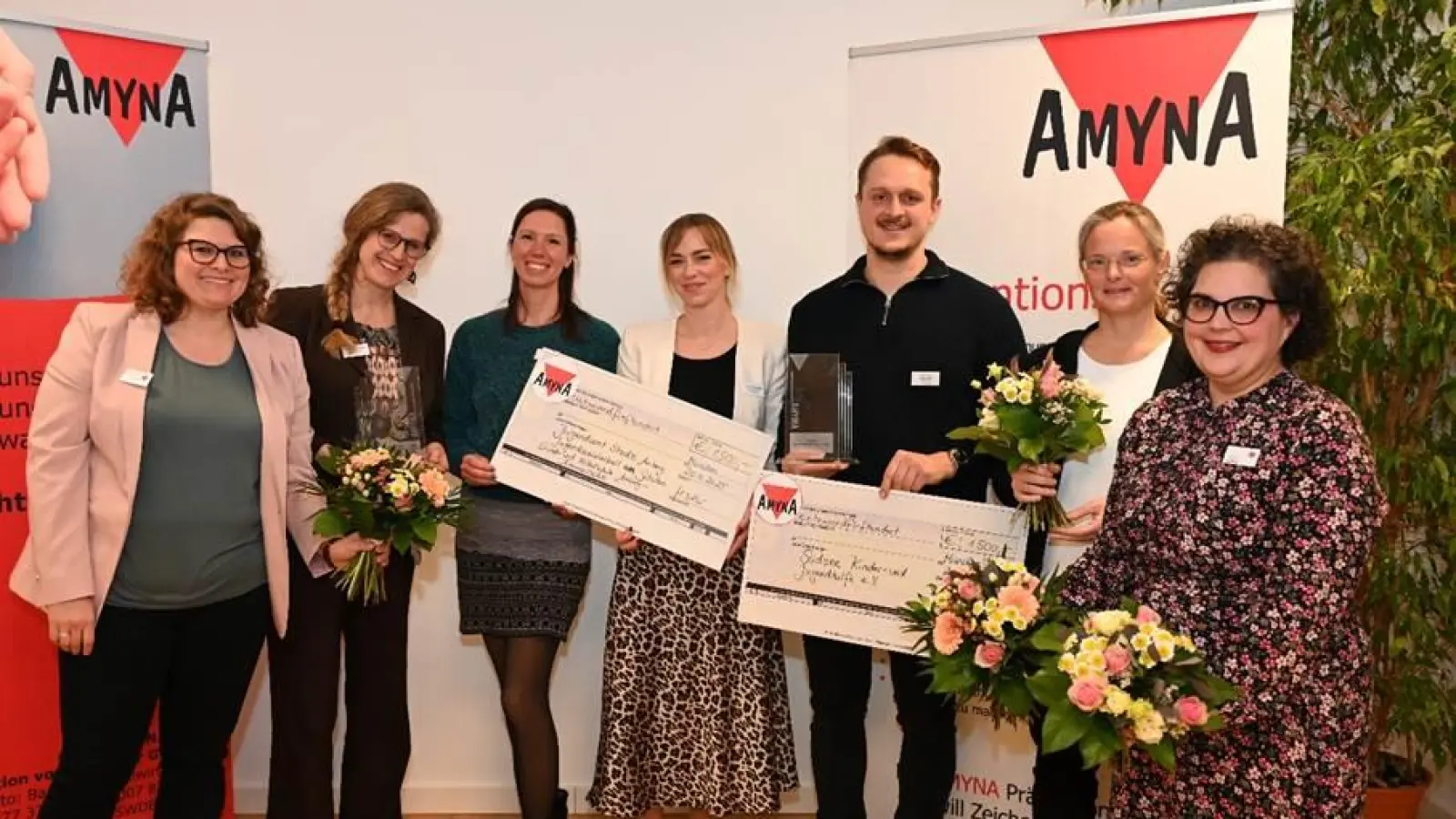 Auszeichnung mit dem Präventionspreis (von links): Manuela Soller (AMYNA e.V.), Stefanie Drescher, Sabine Weber, Carolin Schröter (Jugendamt Amberg – Schulsozialarbeit), Maximilian Esposito (südSee Kinder- und Jugendhilfe e.V.), Barbara Unterholzner (Laudatorin) und Yvonne Oeffling (AMYNA e.V.) . (Foto: AMYNA)