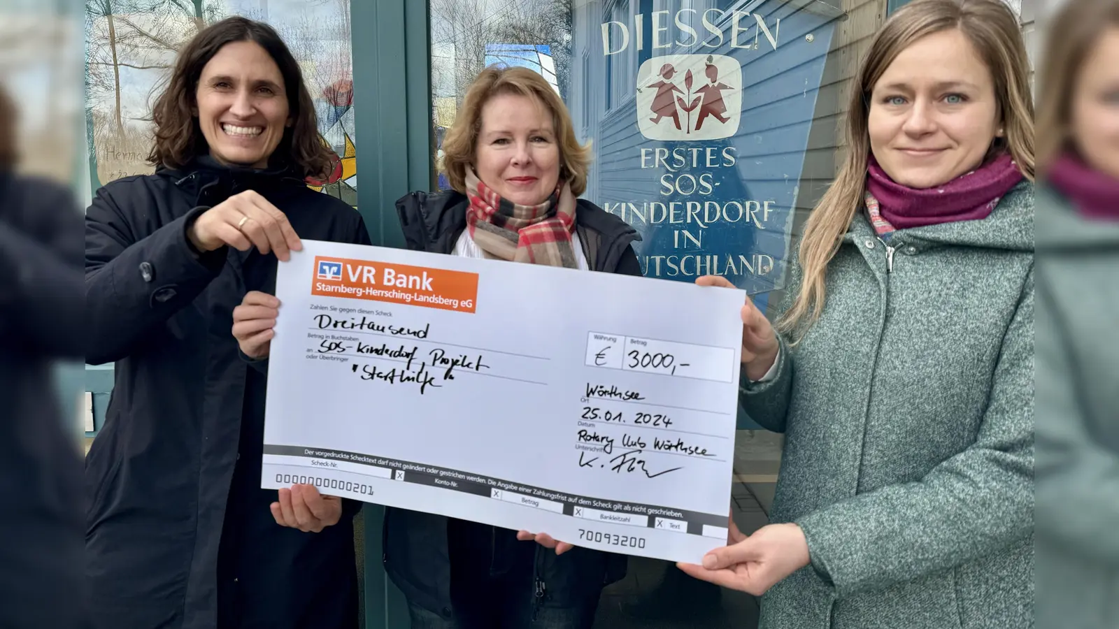 Die Präsidentin des Rotary Clubs Wörthsee, Kerstin Flötner (Mitte), übergab einen Spendenscheck in Höhe von 3.000 Euro an Gertrud Halas (links) und Christina Felsner vom SOS-Kinderdorf Ammersee-Lech.  (Foto: Rotary Club)