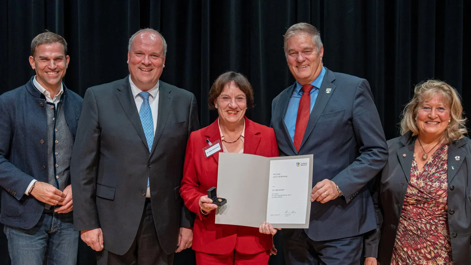 Dr. Ulrike Haerendel (Bildmitte) wurde für ihr langjähriges Engagement ausgezeichnet. Es gratulierten ihr MdL Maximilian Böltl, Landrat Christoph Göbel, Garchings Bürgermeister Dietmar Gruchmann und stellvertretende Landrätin Annette Ganssmüller-Maluche.  (Foto: Andreas Wening)