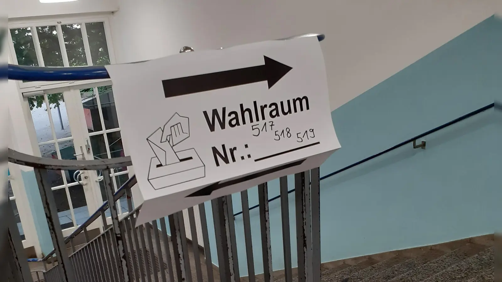 In den Wahlräumen und bei der Auszählung der Stimmzettel sind immer viele Helfer nötig.  (Foto: mha )