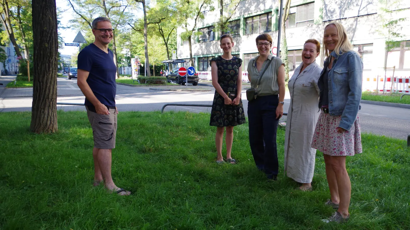 Eine Hausgemeinschaft will hier in der Trappentreustraße gern Blumen ins Begleitgrün pflanzen. Im Bild von links: Die Nachbarn Michael Czisch, Catalina Assmann, Katharina Strothmann, Renate Wehrle mit Almut Schenk von Green City. (Foto: Beatrix Köber)