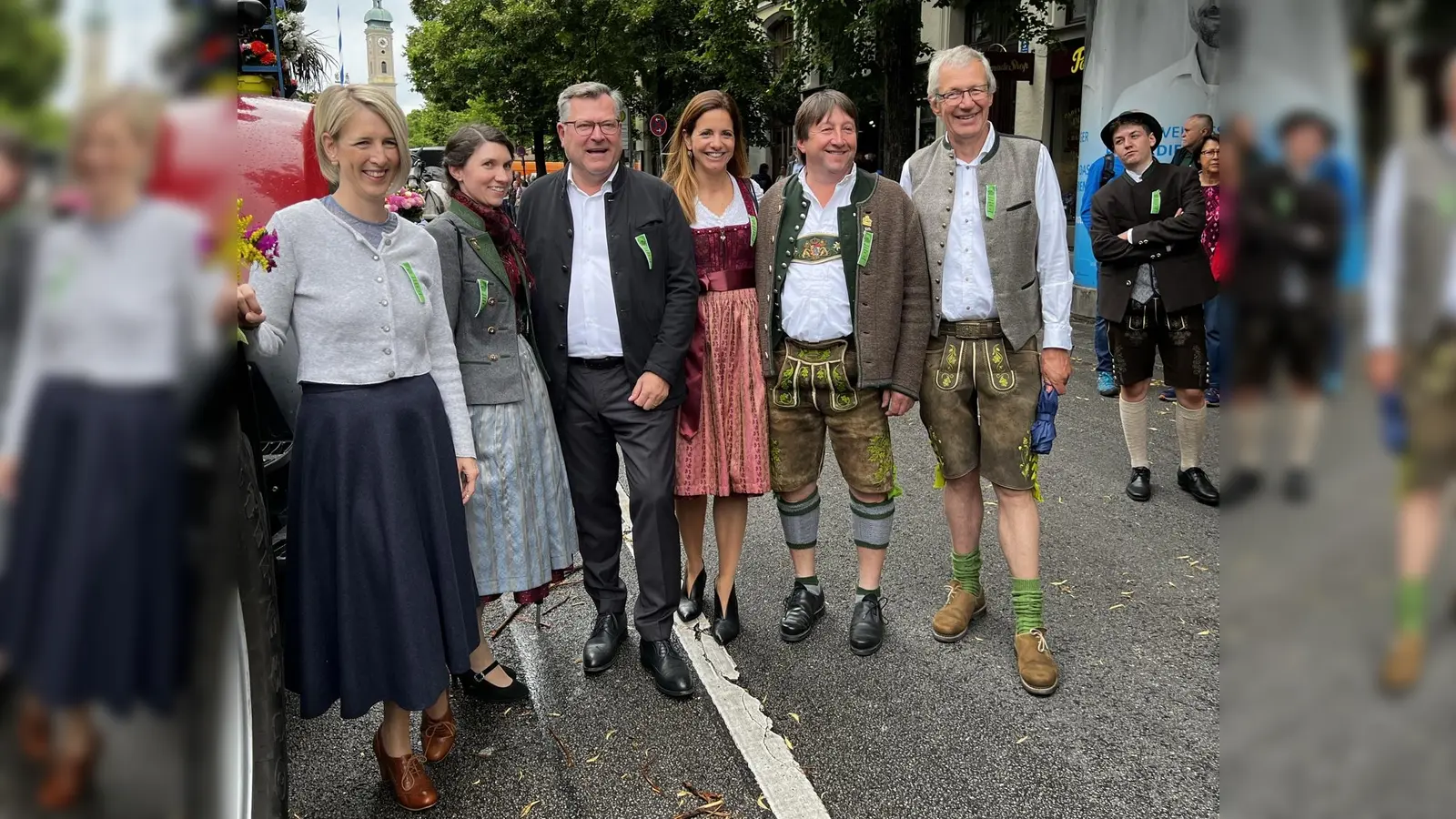 Bürgermeisterin Katrin Habenschaden, Gärtner-Vereins-Vorständin Veronika Drexler, MdL Josef Schmid, Kommunalreferentin Kristina Frank, und MdL Nikolaus Kraus (von links) beim Festzug. (Foto: Korbinian Eder)