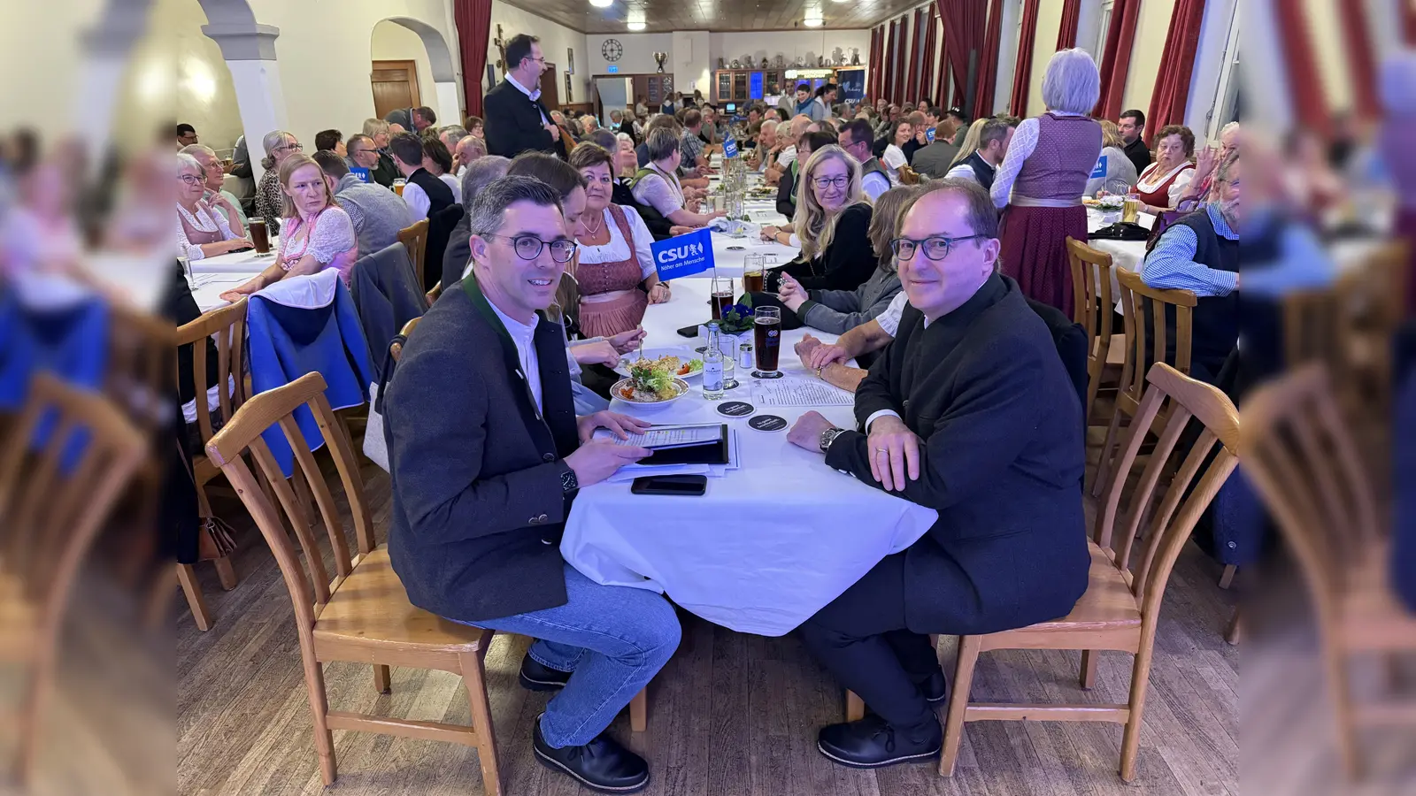 Frank Zellner (Peißenbergs Bürgermeister und CSU Ortsvorsitzender) und MdB Alexander Dobrindt (r.) mit den Gästen des Starkbieranstichs 2025 (Foto: CSU)