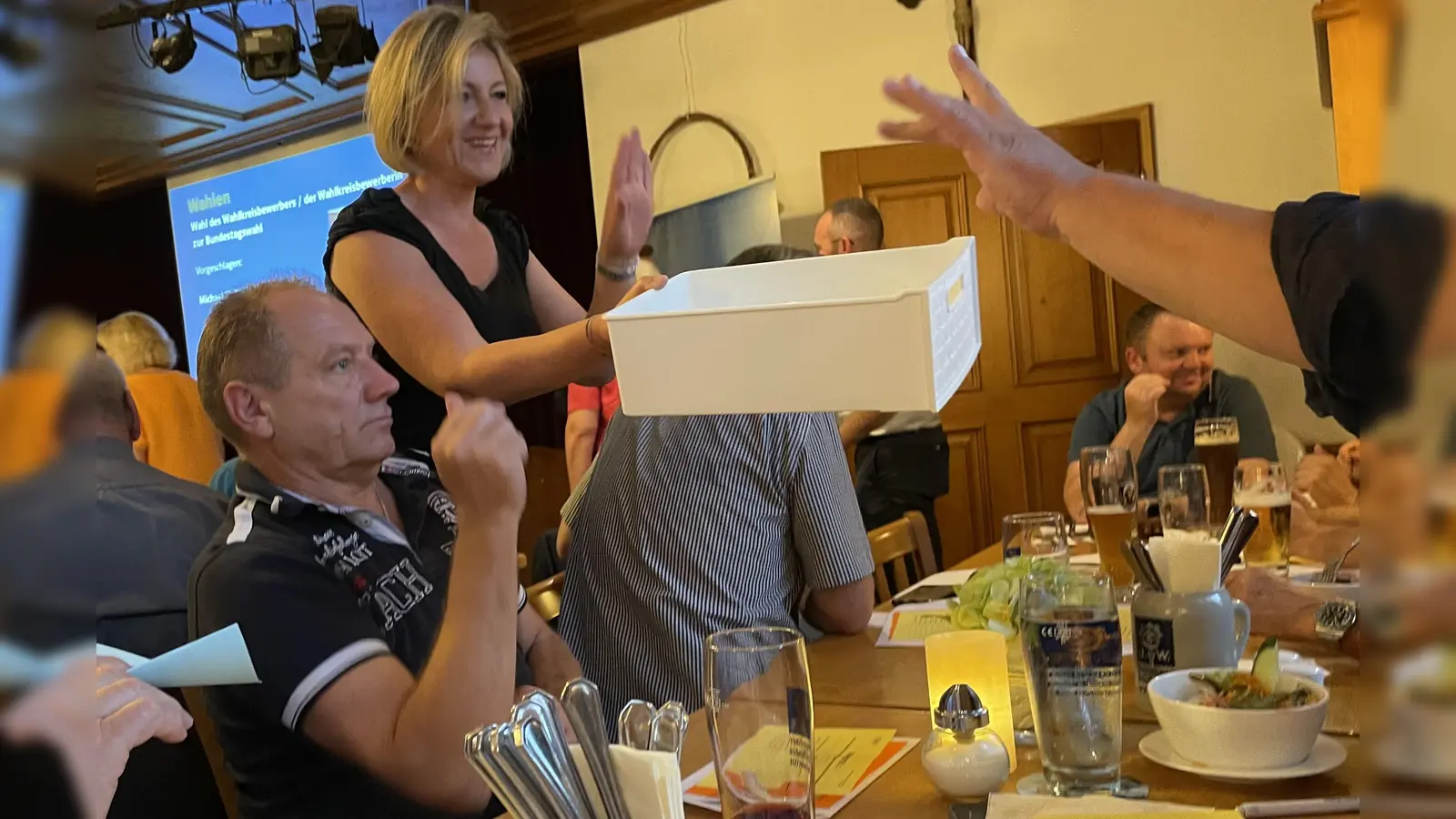 Die Stimmzettel werden bei der Aufstellungsversammlung beim Oberen Wirt in Gilching eingesammelt.  (Foto: pst)