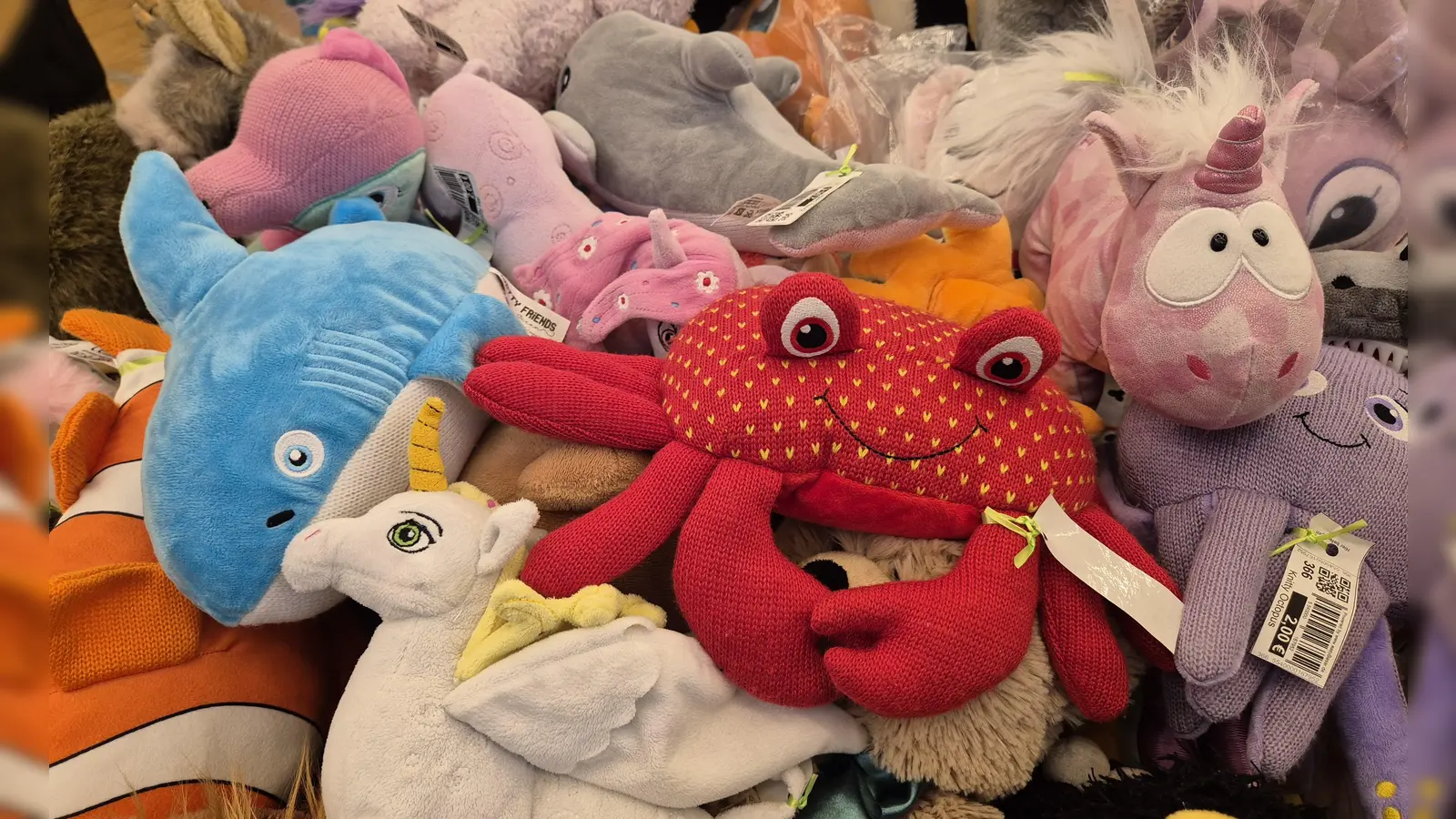 Jede Menge Kuscheltiere: Beim Kinderartikel-Basar der Nachbarschaftshilfe ist Spielzeug für viele Altersstufen erhältlich. Da lohnt es sich, vorbeizuschauen.  (Foto: NBH Garching)