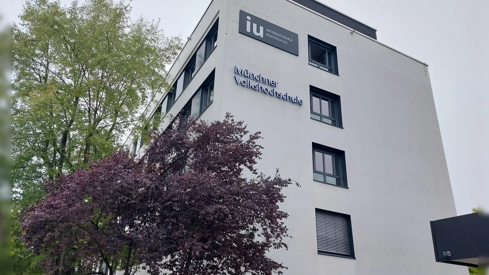 Die Münchner Volkshochschule Ost in der Claudius-Keller-Straße verfügt nun auch über einen modernen Veranstaltungssaal. (Foto: bas)