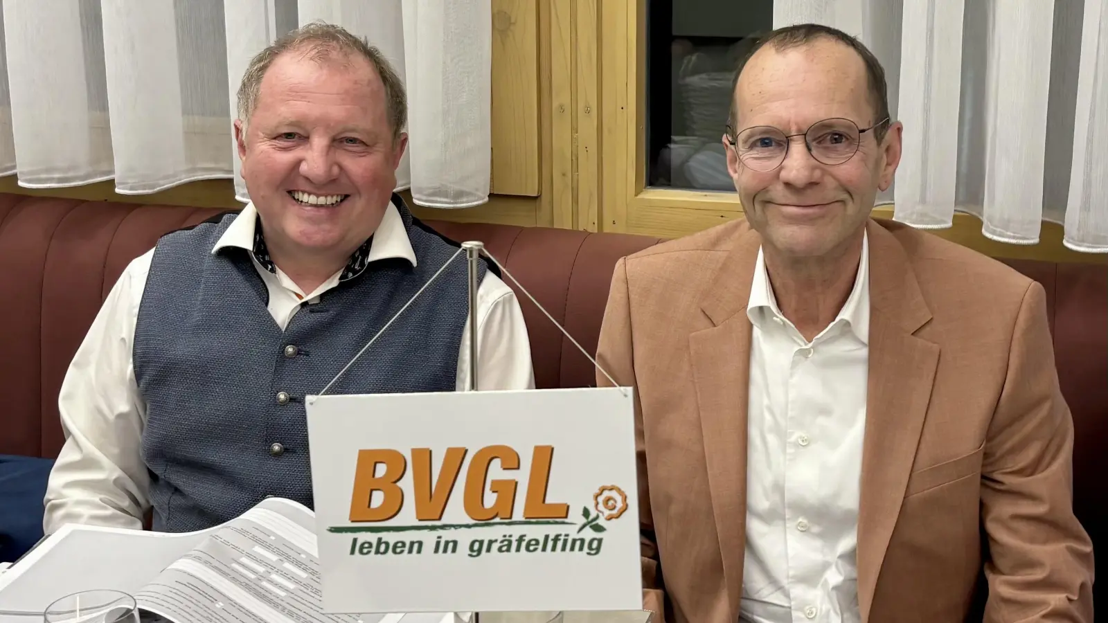 Florian Ernstberger (r.) geht erneut für der Bürgerverein Gräfelfing-Lochham e.V. in den Bürgermeisterwahlkampf. Stellvertretender Landrat Otto Bußjäger (l.) leitete die Wahl zur Kandidatur. (Foto: Ulrike Seiffert)
