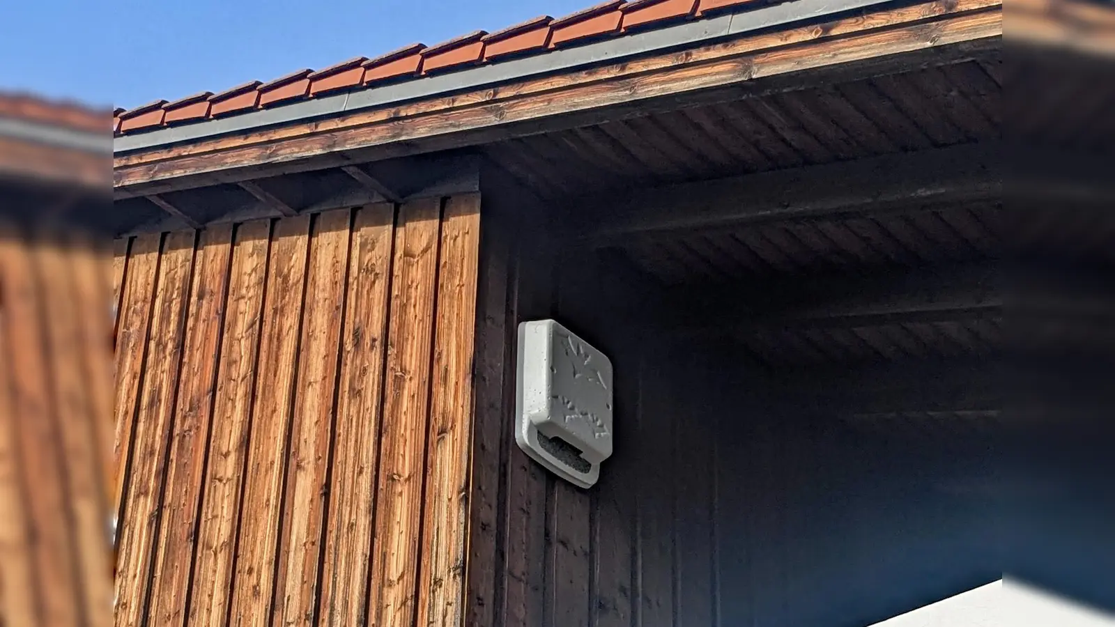 Rückzugsort: Eine Nisthilfe unter dem Dachüberstand am gemeindlichen Bauhof. (Foto: Gemeinde Gilching)